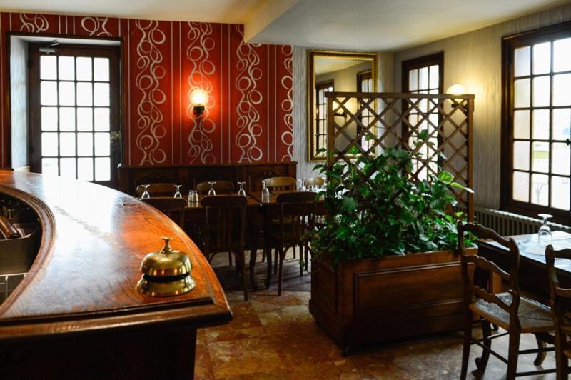 Logis Hotel Restaurant De La Poste Le Mele-sur-Sarthe ภายนอก รูปภาพ