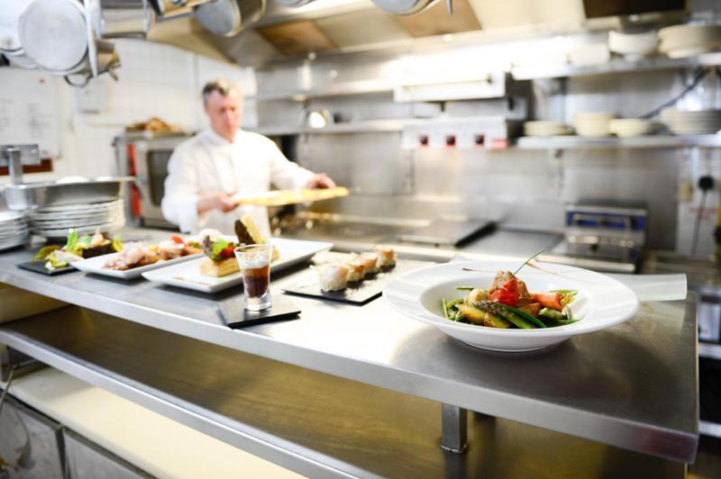 Logis Hotel Restaurant De La Poste Le Mele-sur-Sarthe ภายนอก รูปภาพ