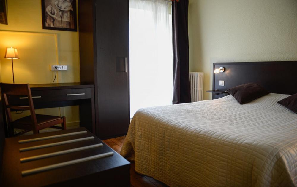 Logis Hotel Restaurant De La Poste Le Mele-sur-Sarthe ภายนอก รูปภาพ
