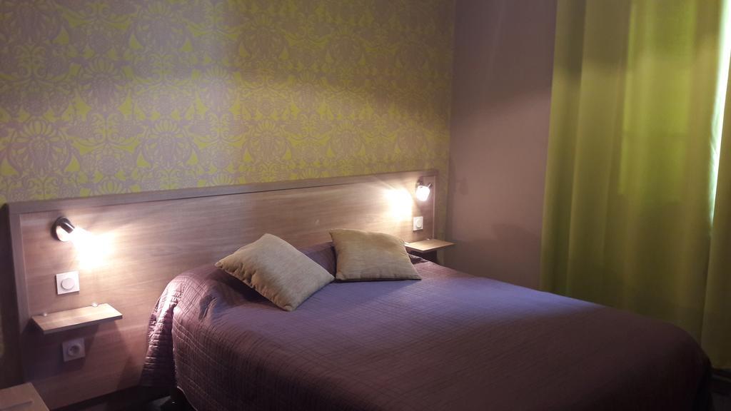 Logis Hotel Restaurant De La Poste Le Mele-sur-Sarthe ภายนอก รูปภาพ