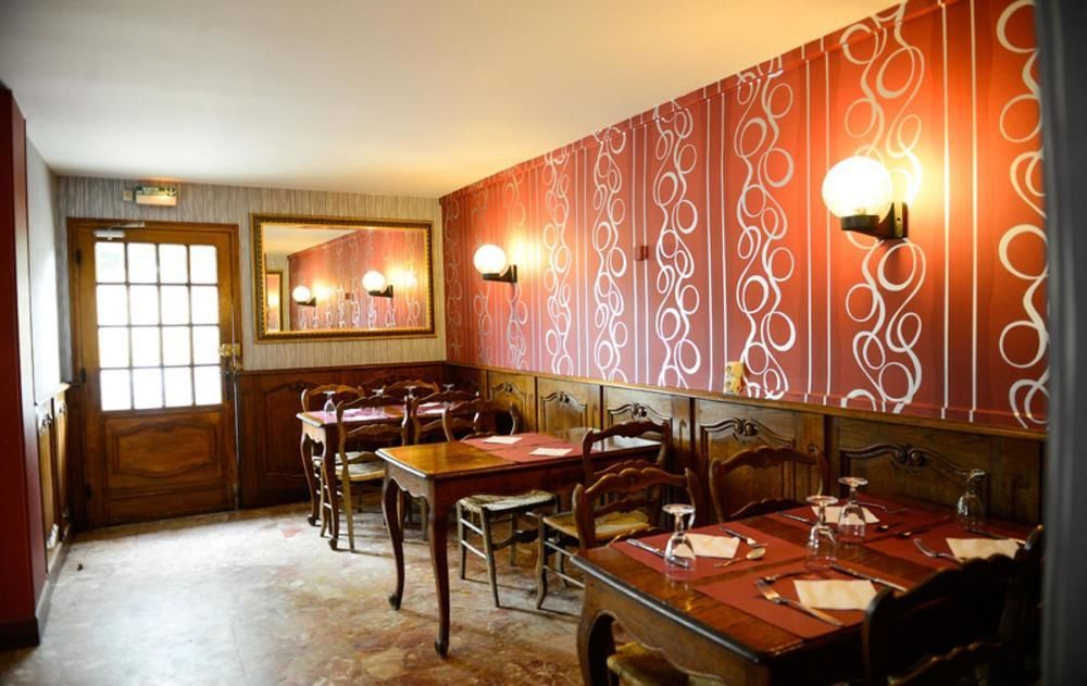 Logis Hotel Restaurant De La Poste Le Mele-sur-Sarthe ภายนอก รูปภาพ