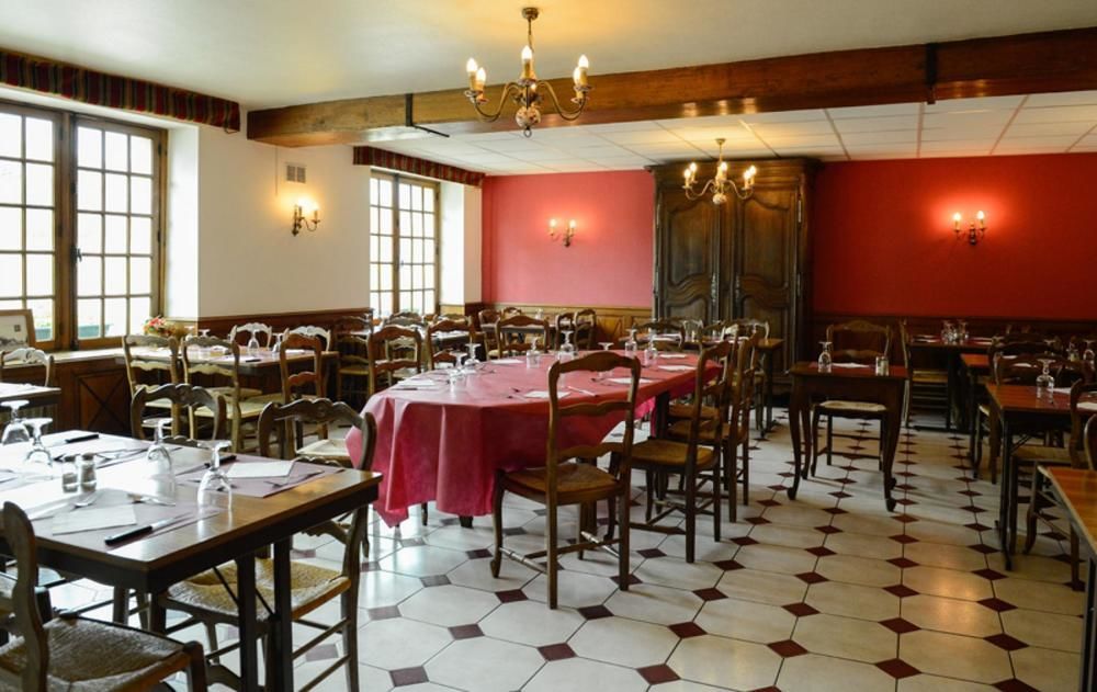 Logis Hotel Restaurant De La Poste Le Mele-sur-Sarthe ภายนอก รูปภาพ