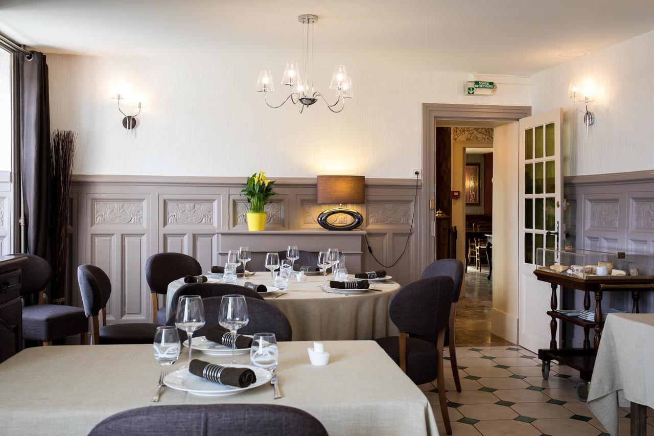 Logis Hotel Restaurant De La Poste Le Mele-sur-Sarthe ภายนอก รูปภาพ