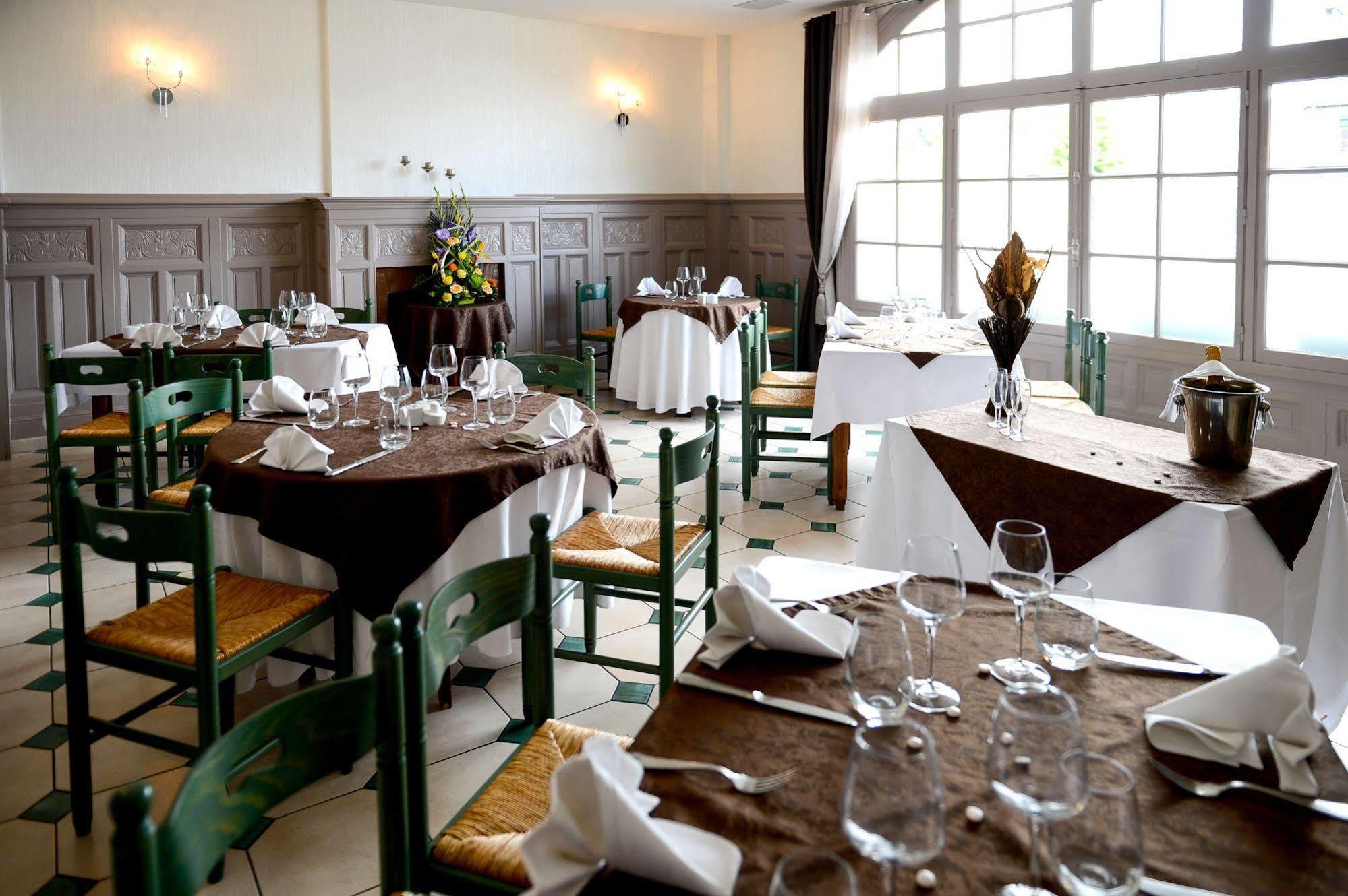 Logis Hotel Restaurant De La Poste Le Mele-sur-Sarthe ภายนอก รูปภาพ