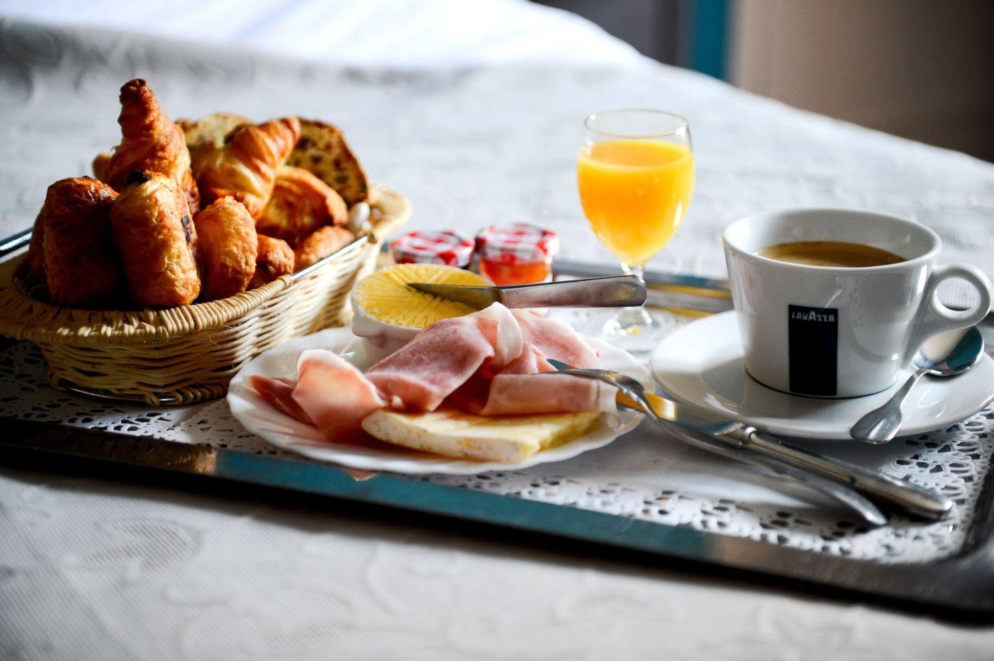 Logis Hotel Restaurant De La Poste Le Mele-sur-Sarthe ภายนอก รูปภาพ