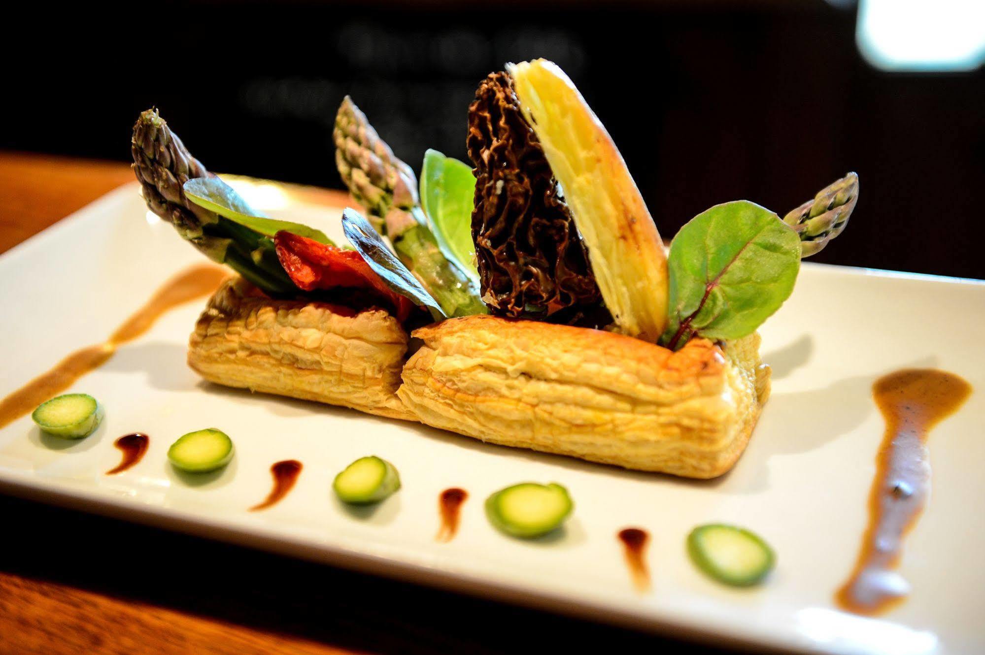 Logis Hotel Restaurant De La Poste Le Mele-sur-Sarthe ภายนอก รูปภาพ