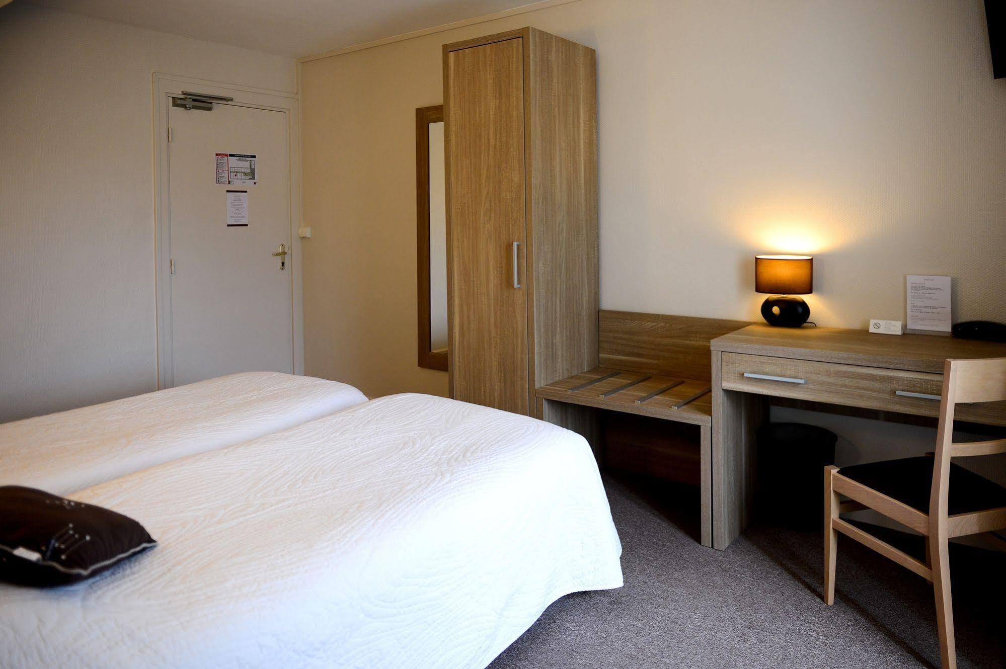 Logis Hotel Restaurant De La Poste Le Mele-sur-Sarthe ภายนอก รูปภาพ