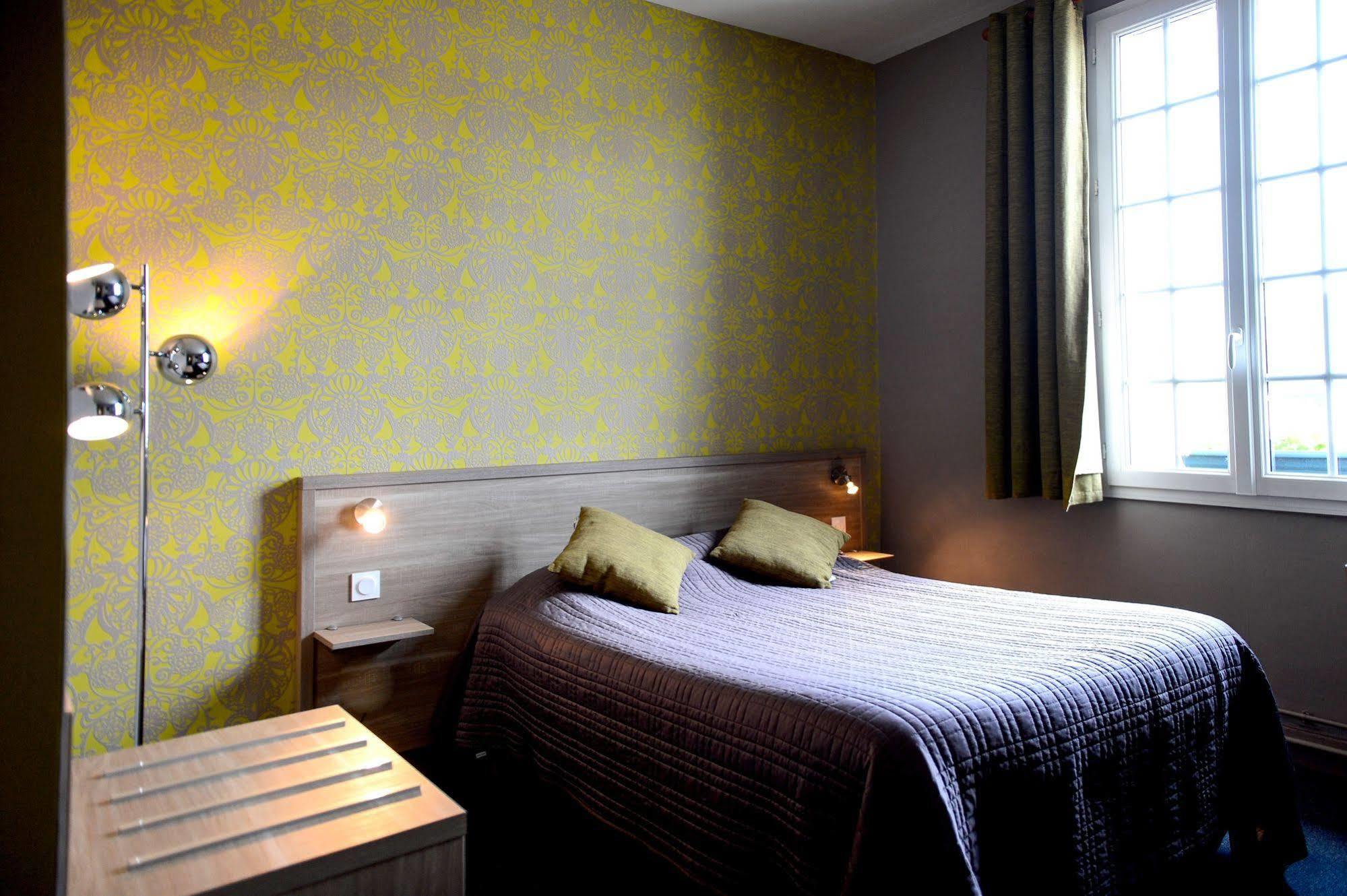 Logis Hotel Restaurant De La Poste Le Mele-sur-Sarthe ภายนอก รูปภาพ