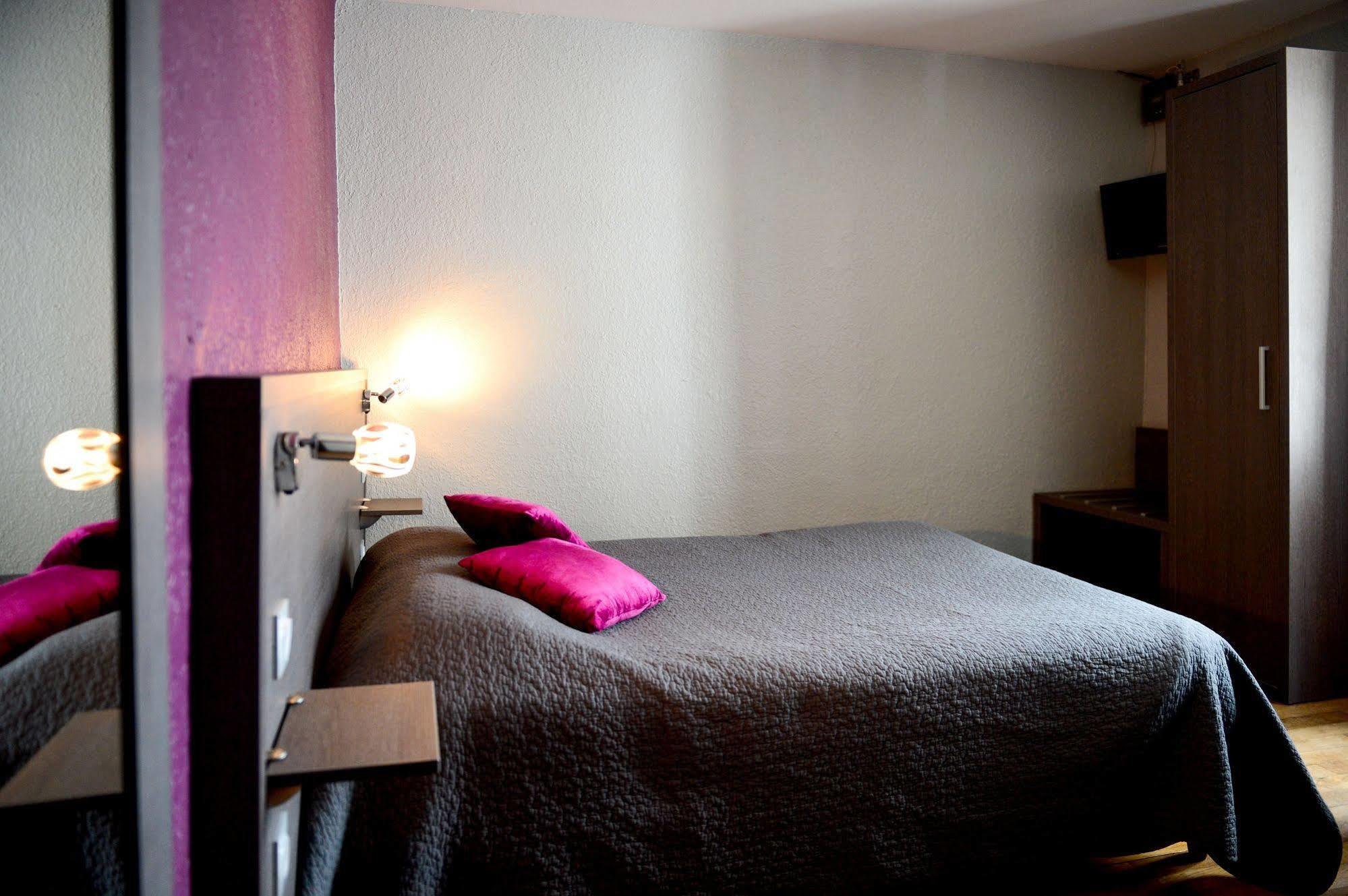 Logis Hotel Restaurant De La Poste Le Mele-sur-Sarthe ภายนอก รูปภาพ