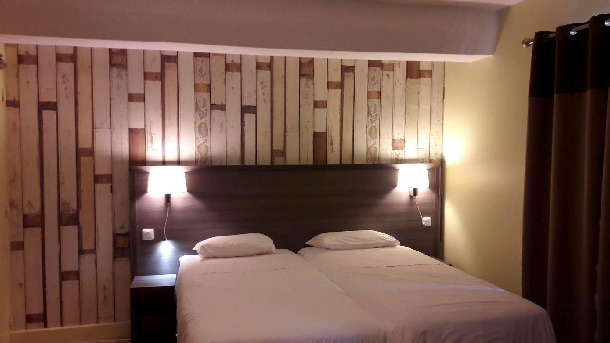 Logis Hotel Restaurant De La Poste Le Mele-sur-Sarthe ภายนอก รูปภาพ