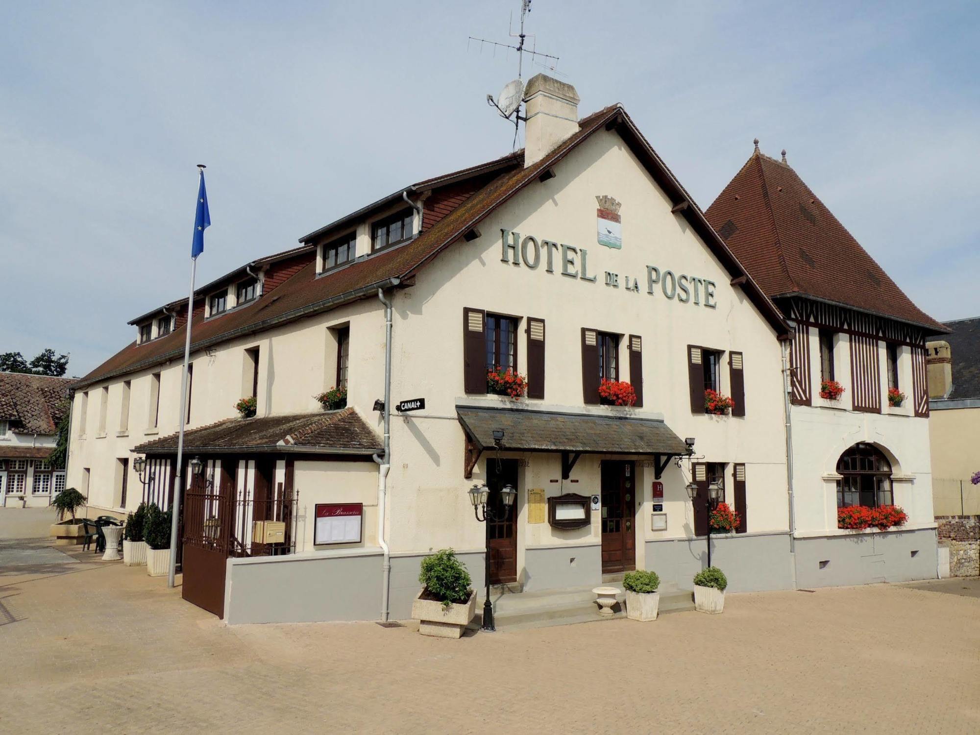 Logis Hotel Restaurant De La Poste Le Mele-sur-Sarthe ภายนอก รูปภาพ