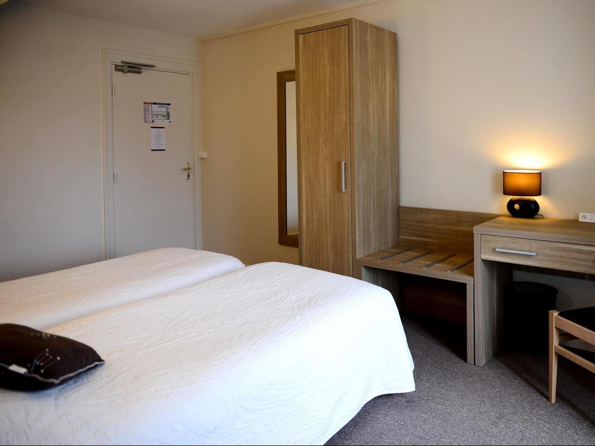 Logis Hotel Restaurant De La Poste Le Mele-sur-Sarthe ภายนอก รูปภาพ