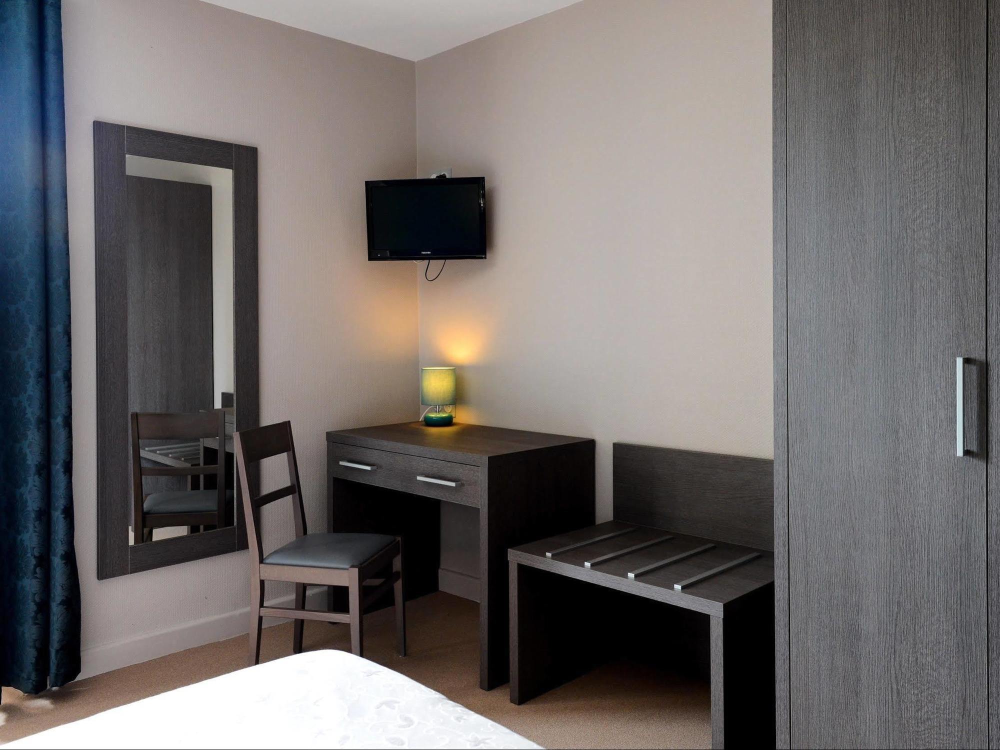 Logis Hotel Restaurant De La Poste Le Mele-sur-Sarthe ภายนอก รูปภาพ