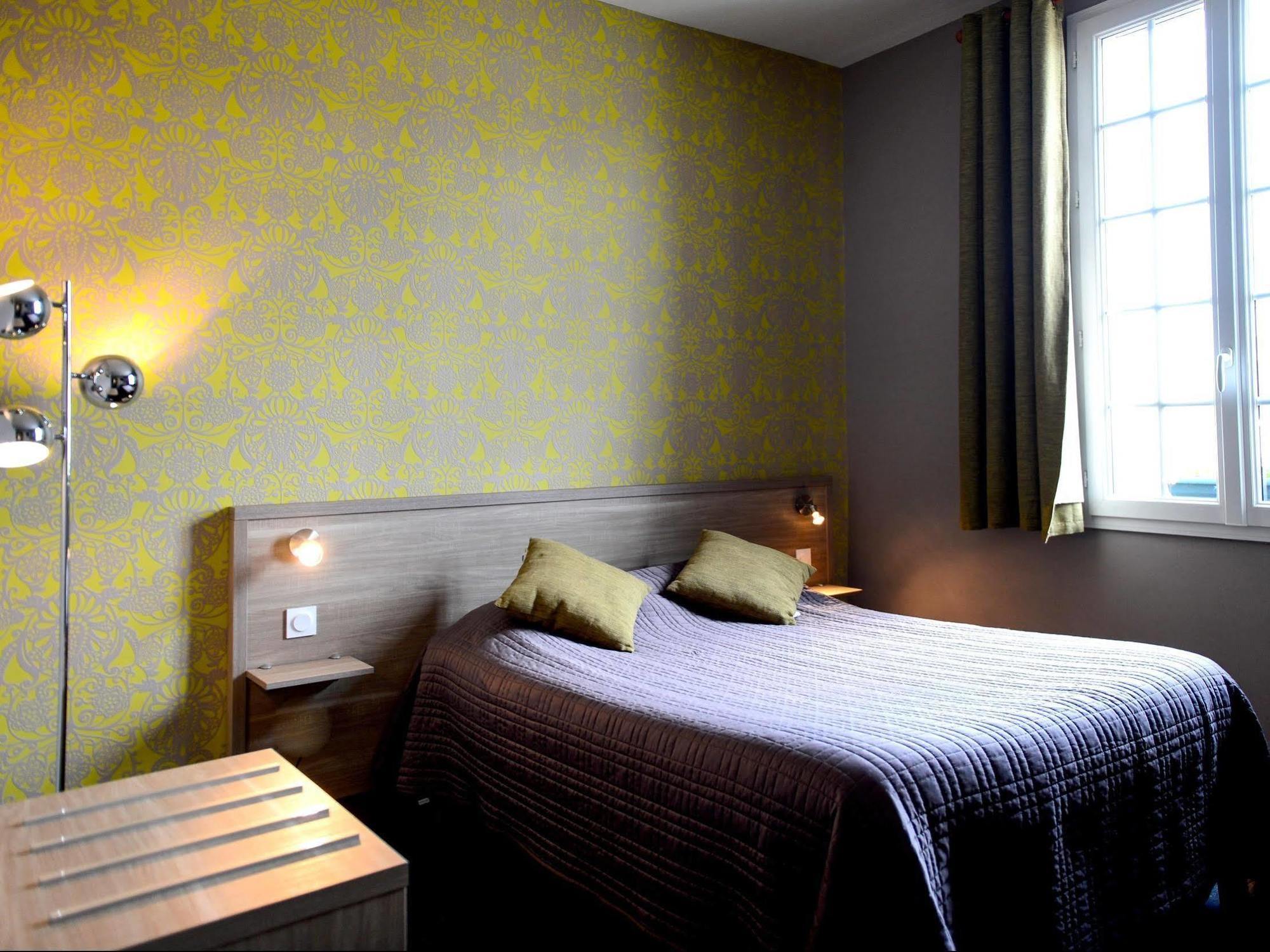 Logis Hotel Restaurant De La Poste Le Mele-sur-Sarthe ภายนอก รูปภาพ