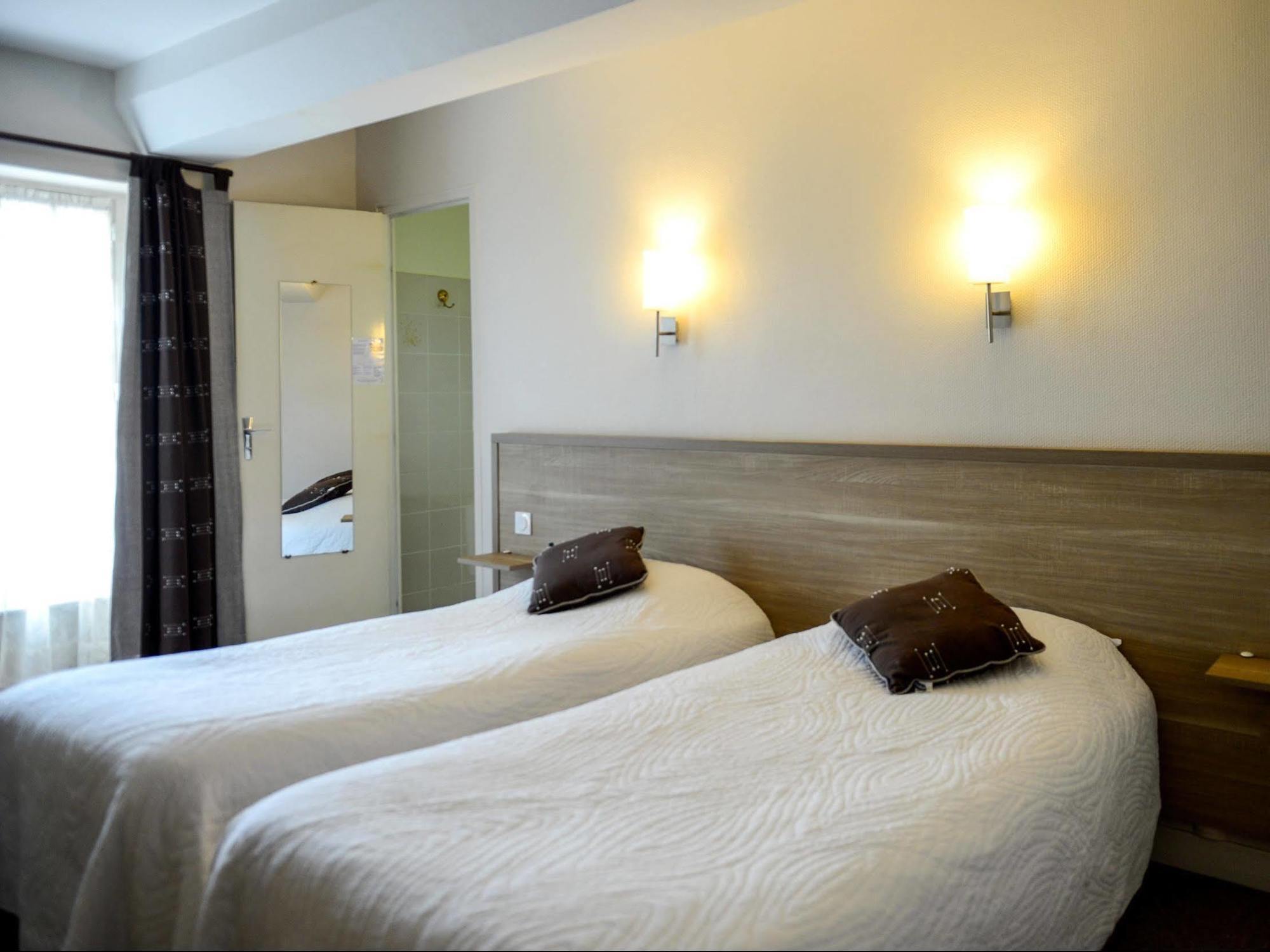 Logis Hotel Restaurant De La Poste Le Mele-sur-Sarthe ภายนอก รูปภาพ